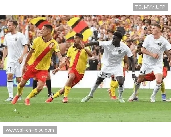 马赛vs朗斯中场休息更衣室调整，主帅战术板紧急部署