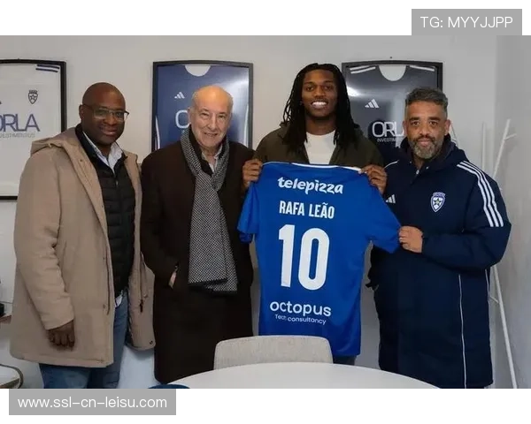 米兰前锋莱奥造访葡乙俱乐部阿莫拉，重返足球生涯起点