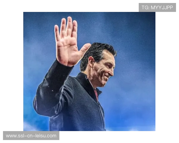 终场哨响,巴黎队长马尔基尼奥斯低头离场,雷恩球迷狂欢庆祝 终场哨响,巴黎队长马尔基尼奥斯低头离场,雷恩球迷狂欢庆祝